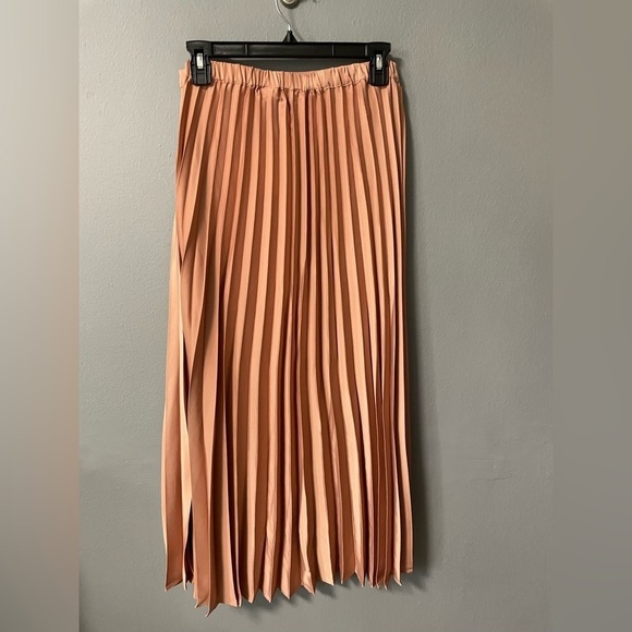 NWT Joie 2-piece fuzzy top and pleated skirt in pink mauve/peachy color. Medium - Picture 10 of 15